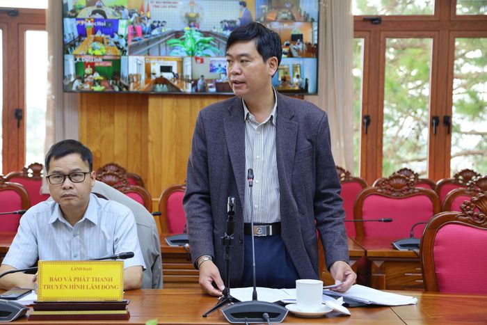 Phó Giám đốc Ban Quản lý dự án đầu tư xây dựng số 1 Phạm Trung Kiên báo cáo tiến độ dự án xây dựng trụ sở Báo và Phát thanh - Truyền hình Lâm Đồng