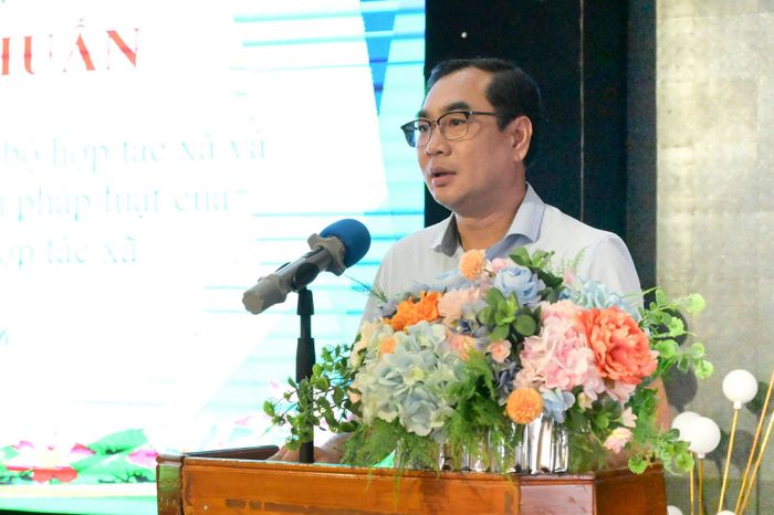 Phó Chủ tịch Liên minh HTX tỉnh Phan Đình Khiêm phát biểu khai mạc lớp tập huấn