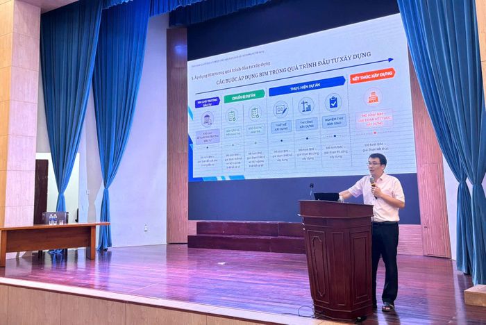 Ông Nguyễn Minh Duy, Trưởng phòng Quản lý xây dựng, Sở Xây dựng trình bày tại buổi tập huấn