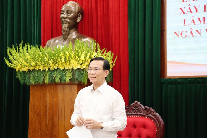 Đồng chí Hồ Văn Mười, Ủy viên Ban Chấp hành Trung ương Đảng, Phó Bí thư Tỉnh ủy, Chủ tịch UBND tỉnh Lâm Đồng kết luận cuộc họp