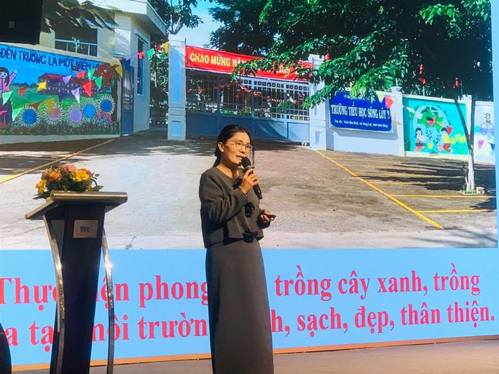 Đại biểu trình bày tham luận tại hội nghị