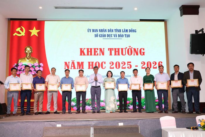 Phó Chủ tịch UBND tỉnh Nguyễn Minh trao tặng danh hiệu “Tập thể lao động xuất sắc” cho các tập thể