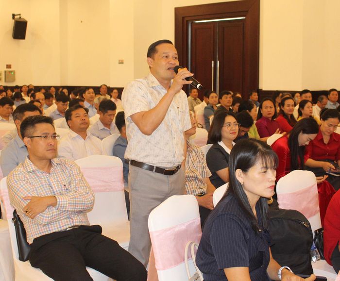 Đại biểu trao đổi tại hội nghị