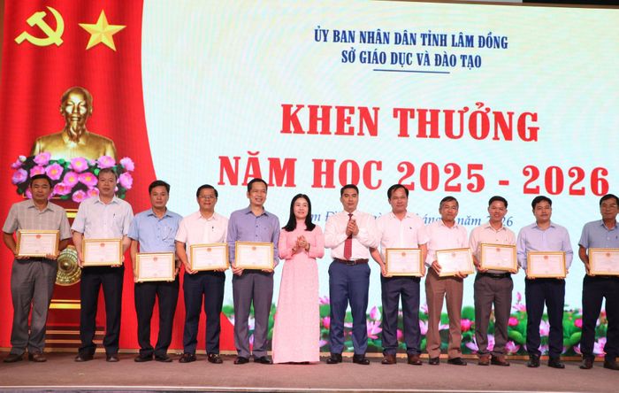 Giám đốc Sở Giáo dục và Đào tạo tặng giấy khen cho nhiều tập thể và các cá nhân