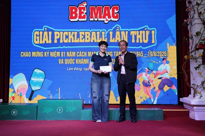 Đồng chí Huỳnh Ngọc Anh, Ủy viên Ban Thường vụ Tỉnh ủy, Phó Bí thư Thường trực Đảng ủy, Trưởng ban Tổ chức Giải lên trao giải đội cổ động viên sôi nổi, nhiệt tình nhất thuộc về Đảng bộ Báo và Phát thanh, Truyền hình Lâm Đồng