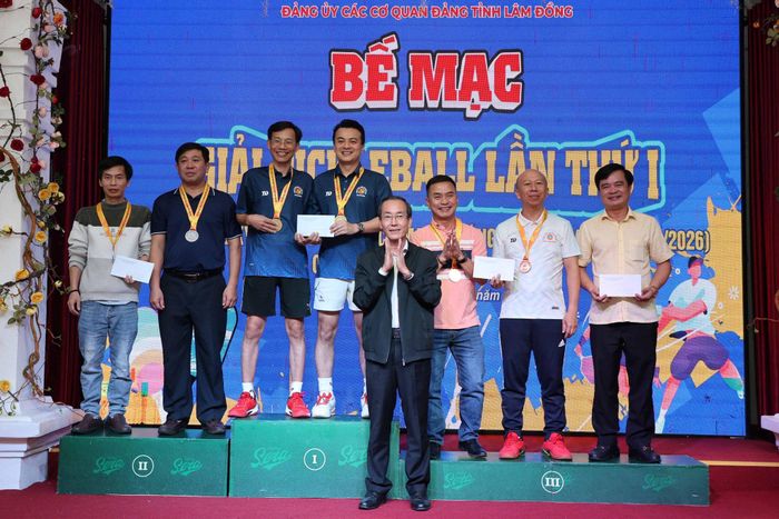 Đồng chí Huỳnh Ngọc Anh, Ủy viên Ban Thường vụ Tỉnh ủy, Phó Bí thư Thường trực Đảng ủy, Trưởng ban Tổ chức Giải trao giải cho các vận động viên đôi nam dành cho cán bộ, công chức, viên chức, người lao động