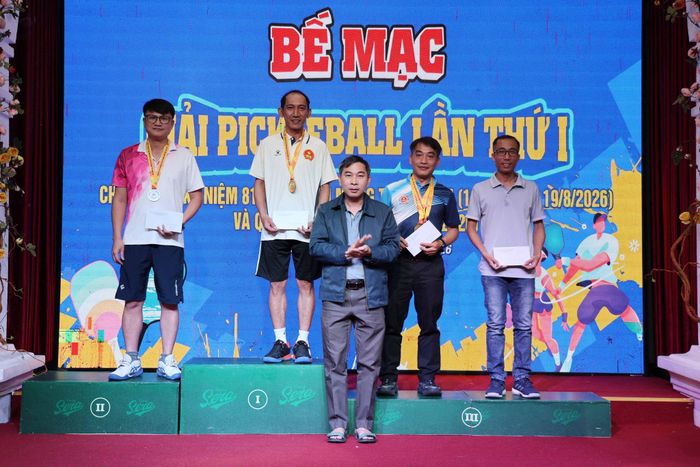 Đồng chí Vũ Tuấn Anh, Tỉnh ủy viên, Phó Chủ nhiệm Thường trực Ủy ban Kiểm tra Tỉnh ủy lên trao giải cho các cặp vận động viên đạt giải nội dung đơn nam