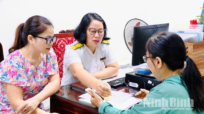 Cán bộ ngành Thuế tích cực hướng dẫn người dân thực hiện các thủ tục trên môi trường điện tử.