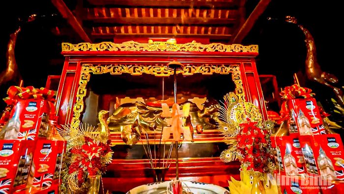 Tượng Phật hoàng Trần Nhân Tông trong bộ tượng Trúc Lâm Tam Tổ tại chùa Phổ Minh.