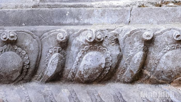 Phần đế đá được tạo hình cánh sen, góp phần làm rõ giá trị nghệ thuật của tháp Phổ Minh.