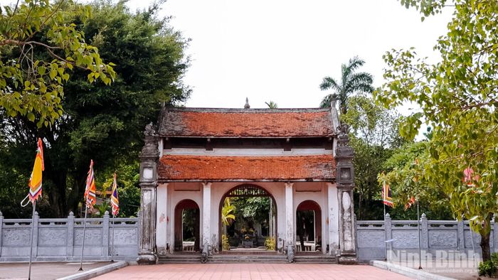 Tam quan chùa Phổ Minh mang những nét đặc trưng của kiến trúc truyền thống.