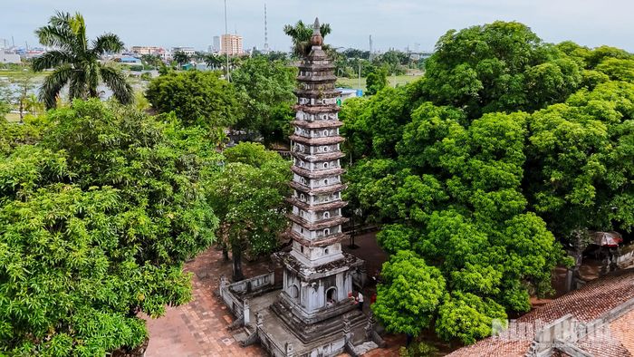 Tháp Phổ Minh là công trình kiến trúc tiêu biểu của thời Trần còn được lưu giữ đến ngày nay.