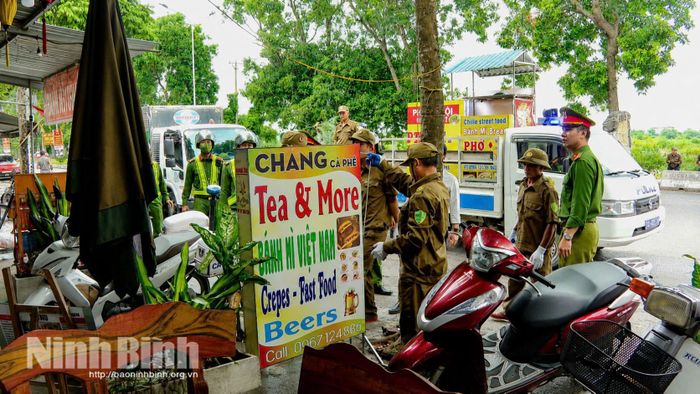Công an phường Nam Hoa Lư tháo dỡ các biển báo lấn chiếm hành lang an toàn giao thông.