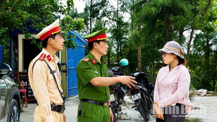 Lực lượng Công an xã Hải Thịnh tuyên truyền, nhắc nhở người dân kinh doanh, buôn bán tại khu vực bãi biển Thịnh Long.