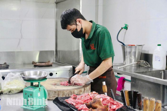 Nhân viên nhà hàng Ba Cửa thực hiện nghiêm các quy định vệ sinh an toàn thực phẩm trong quá trình chế biến.