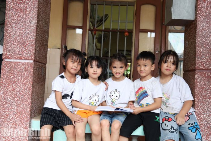 Với các em, Cô nhi viện không chỉ là nơi được chăm sóc mà còn là mái nhà, nơi có những người anh, người chị cùng sẻ chia và lớn lên bên nhau.