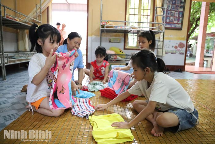 Ở Cô nhi viện, các em được hướng dẫn những kỹ năng sinh hoạt phù hợp với khả năng.