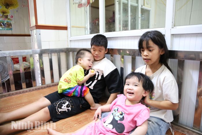 Những nụ cười hồn nhiên của các em khi được chăm sóc tại Cô nhi viện Thánh An Bùi Chu.