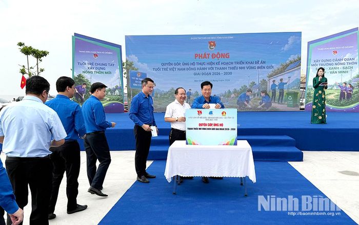 Các đại biểu quyên góp ủng hộ thực hiện Kế hoạch triển khai Đề án “Tuổi trẻ Việt Nam đồng hành với thanh, thiếu nhi vùng biên giới giai đoạn 2026-2030” do Trung ương Đoàn phát động.