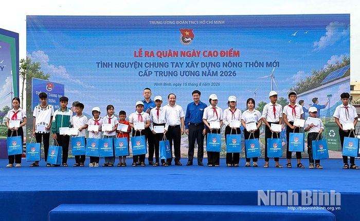 Các đồng chí lãnh đạo Vụ Đoàn thể Nhân dân, Ban Tuyên giáo Trung ương và Tỉnh Đoàn Ninh Bình tặng học bổng cho các em học sinh có hoàn cảnh khó khăn vượt khó vươn lên học giỏi xã Giao Ninh.