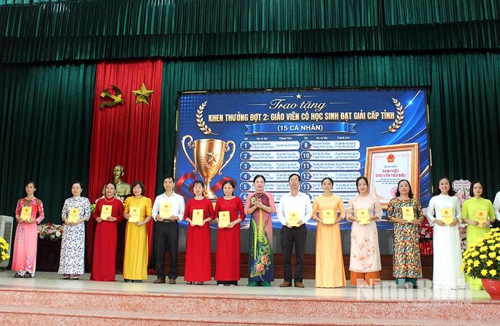 Lãnh đạo xã Cát Thành trao thưởng cho các giáo viên có học sinh đạt giải cấp tỉnh năm học 2025-2026.