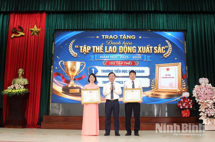 Lãnh đạo xã Cát Thành trao danh hiệu Tập thể lao động xuất sắc của UBND tỉnh cho các đơn vị tiêu biểu trong công tác Giáo dục và Đào tạo năm học 2025-2026.