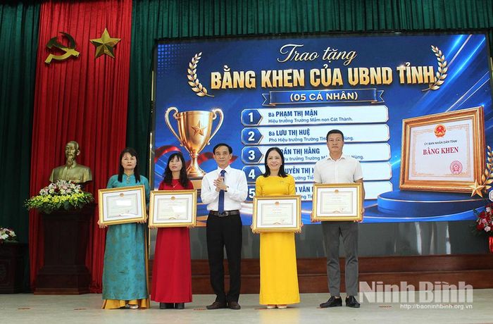 Lãnh đạo xã Cát Thành trao Bằng khen của Chủ tịch UBND tỉnh cho các cá nhân có thành tích xuất sắc trong công tác Giáo dục và Đào tạo năm học 2025-2026.
