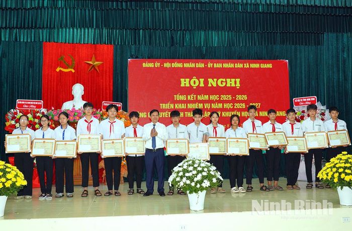 Lãnh đạo xã Ninh Giang trao Giấy khen của Chủ tịch UBND xã cho các học sinh có thành tích trong các kỳ thi, hội thi năm học 2025-2026.