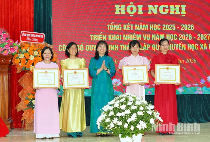 Đồng chí Nguyễn Thị Minh Nguyệt, Phó Giám đốc Sở Giáo dục và Đào tạo trao Giấy khen của Giám đốc Sở Giáo dục và Đào tạo cho các cá nhân có thành tích xuất sắc năm học 2025-2026.
