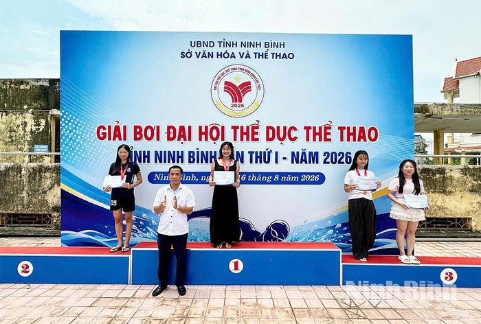Ban Tổ chức trao huy chương cho các VĐV đạt thành tích cao nội dung bơi ngửa 50m nữ.