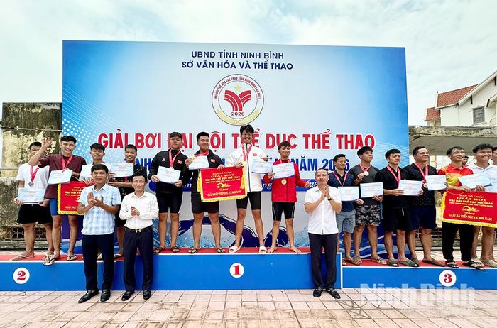 Ban Tổ chức trao huy chương cho các VĐV đạt thành tích cao nội dung bơi tiếp sức 4x50m nam.