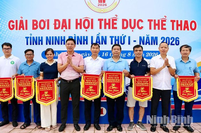 Ban Tổ chức tặng cờ lưu niệm cho các đoàn tham dự giải.