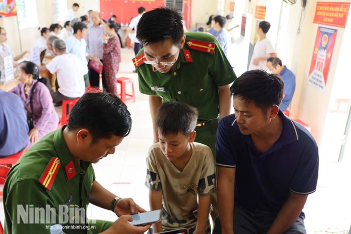 Cán bộ Công an hỗ trợ đăng ký tài khoản định danh điện tử VNeID cho trẻ em trên địa bàn.