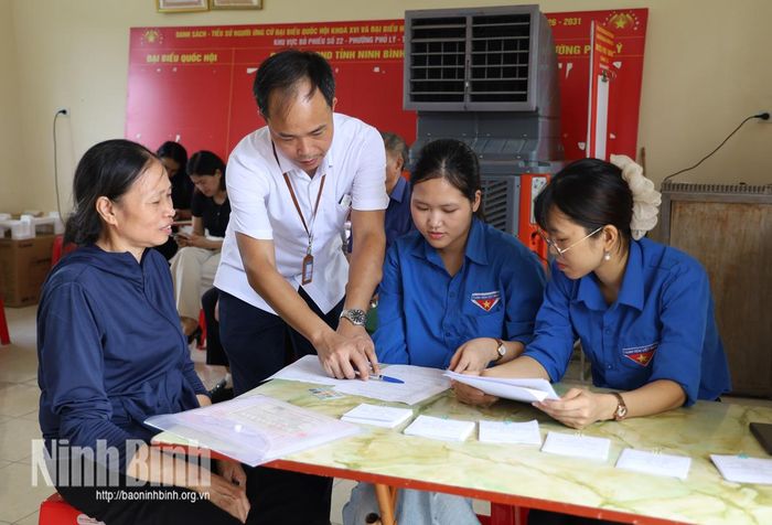 Cán bộ Trung tâm Phục vụ hành chính công phường Phủ Lý và các tình nguyện viên hỗ trợ tư vấn, giải đáp vướng mắc của người dân về TTHC.