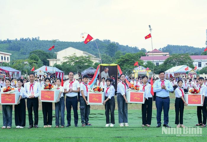 Lãnh đạo xã Phú Long tặng quà các đội tham gia Hội trại hè.