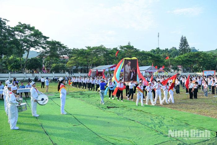 Lễ diễu hành rước kiệu ảnh Bác Hồ tại Lễ khai mạc Hội trại hè xã Phú Long.