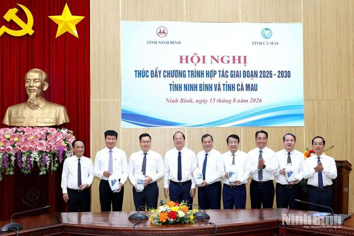 Các đồng chí Thường trực Tỉnh uỷ Cà Mau trao quà lưu niệm cho các đồng chí Thường trực Tỉnh uỷ Ninh Bình.