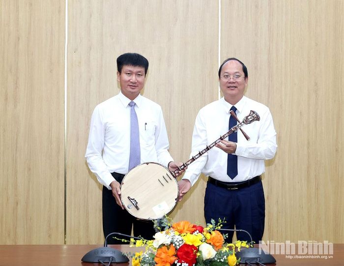 Đồng chí Nguyễn Hồ Hải, Ủy viên Trung ương Đảng, Bí thư Tỉnh ủy, Trưởng đoàn Đại biểu Quốc hội tỉnh Cà Mau trao quà lưu niệm cho tỉnh Ninh Bình.