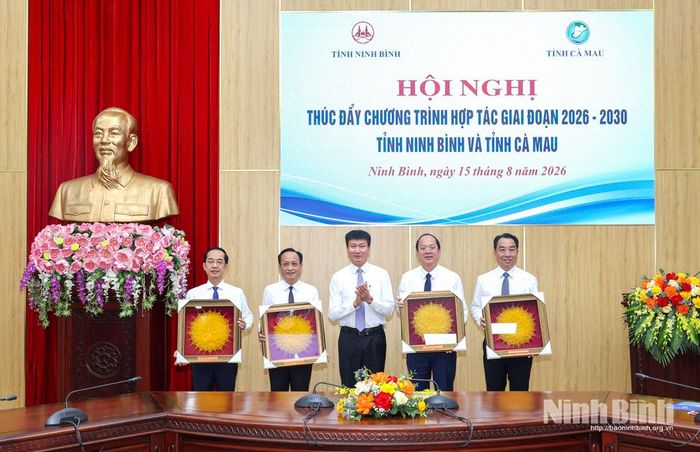 Đồng chí Trần Huy Tuấn, Ủy viên Trung ương Đảng, Bí thư Tỉnh ủy trao qua lưu niệm cho các đồng chí Thường trực Tỉnh uỷ Cà Mau.