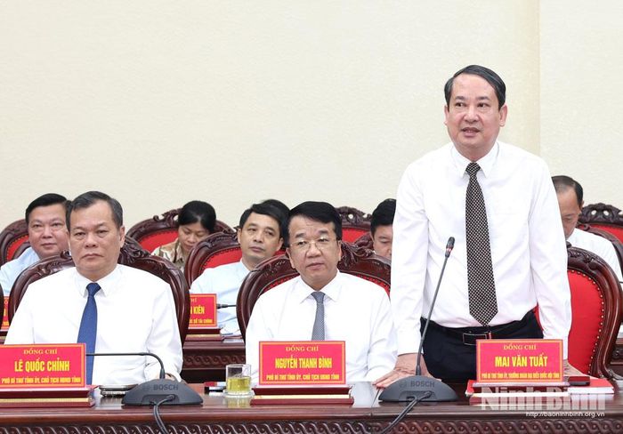 Đồng chí Mai Văn Tuất, Phó Bí thư Tỉnh ủy, Trưởng đoàn Đại biểu Quốc hội tỉnh Ninh Bình phát biểu tại hội nghị.