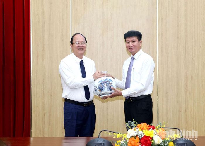 Đồng chí Trần Huy Tuấn, Ủy viên Trung ương Đảng, Bí thư Tỉnh ủy Ninh Bình trao quà lưu niệm cho tỉnh Cà Mau.
