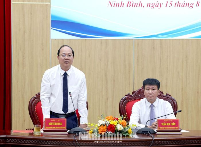 Đồng chí Nguyễn Hồ Hải, Ủy viên Trung ương Đảng, Bí thư Tỉnh ủy, Trưởng đoàn Đại biểu Quốc hội tỉnh Cà Mau phát biểu tại hội nghị.