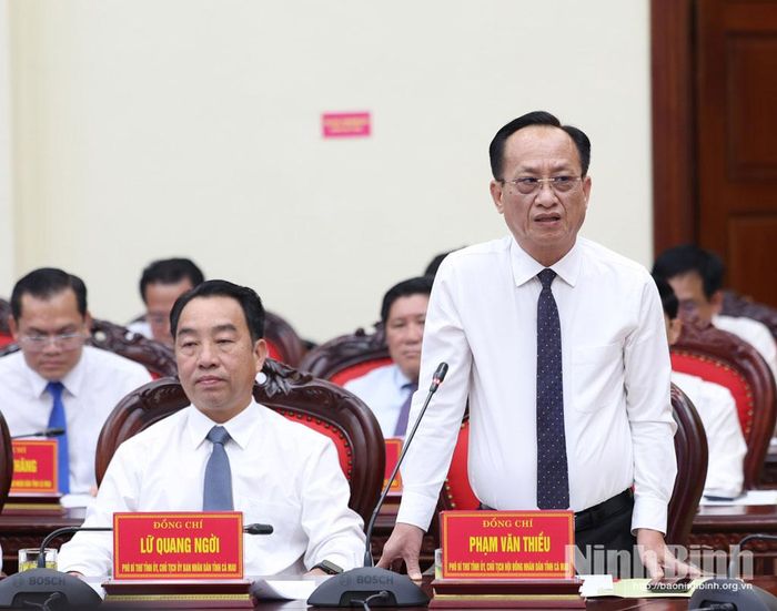 Đồng chí Phạm Văn Thiều, Phó Bí thư Tỉnh ủy, Chủ tịch HĐND tỉnh Cà Mau phát biểu tại hội nghị.