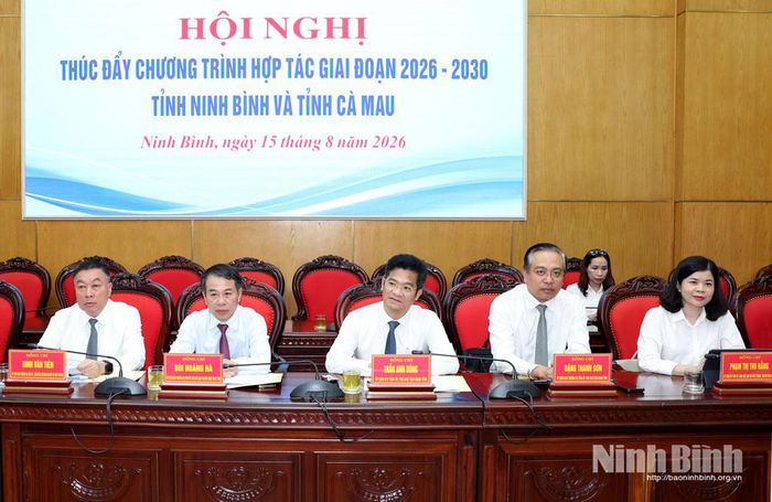 Các đại biểu tỉnh Ninh Bình dự hội nghị.