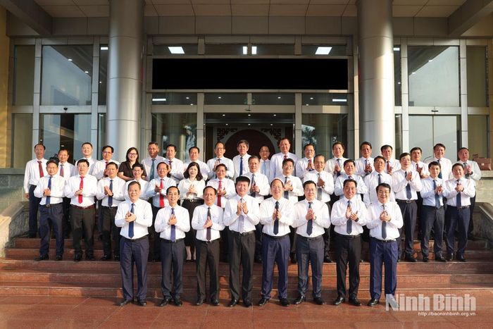 Các đại biểu tỉnh Ninh Bình và các đại biểu tỉnh Cà Mau chụp ảnh lưu niệm.