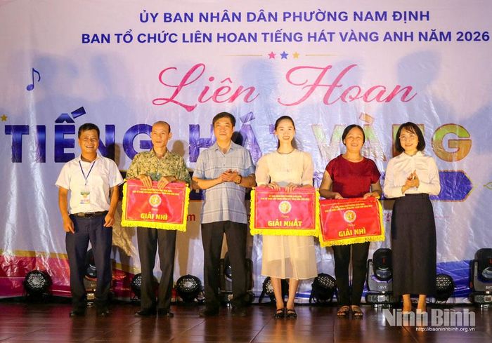 Ban tổ chức liên hoan trao giải Nhất toàn đoàn cho tổ dân phố Trần Đăng Ninh 1, giải Nhì toàn đoàn cho các TDP Vị Hoàng 2 và Lộc Vượng 2.