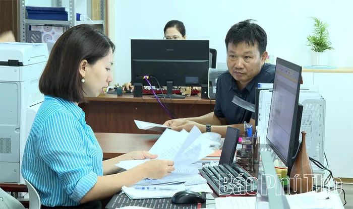 Cán bộ hỗ trợ người dân tra cứu, kê khai và thực hiện hồ sơ trên môi trường trực tuyến.