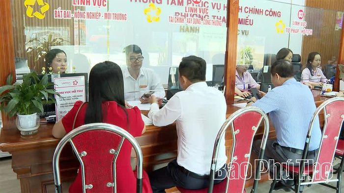 Cán bộ Trung tâm Phục vụ hành chính công phường Thanh Miếu hướng dẫn người dân thực hiện thủ tục hành chính.