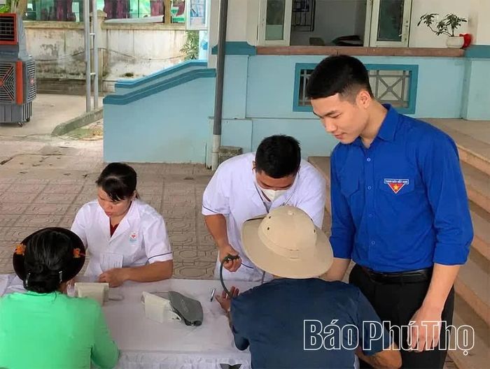 ĐVTN xã Đạo Trù hỗ trợ cán bộ, y bác sĩ trong chiến dịch khám sức khỏe toàn dân.