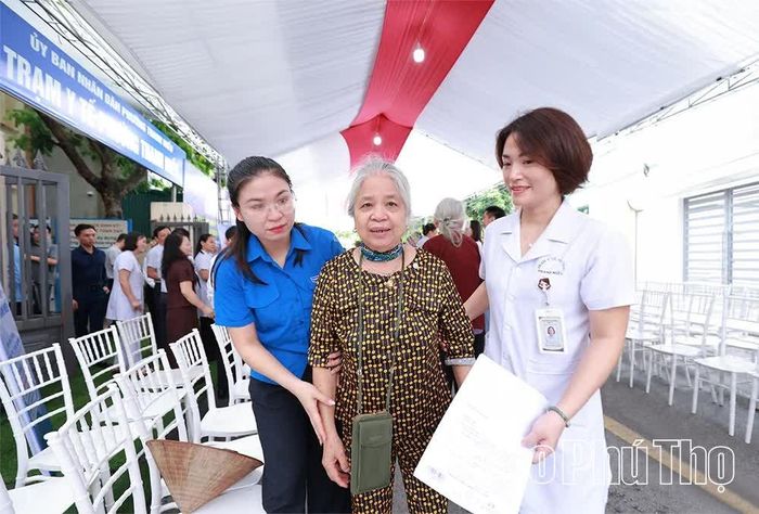 Tuổi trẻ phường Thanh Miếu hỗ trợ, giúp đỡ người cao tuổi tham gia khám, chữa bệnh tại Trạm Y tế.